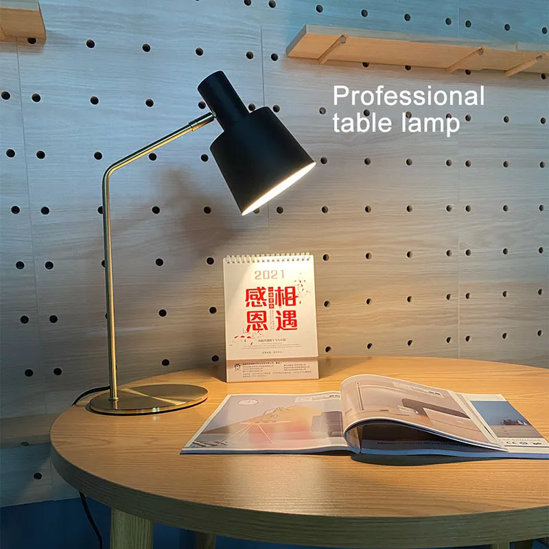 ¿Qué rendimiento debe tener una luz de escritorio de lectura?