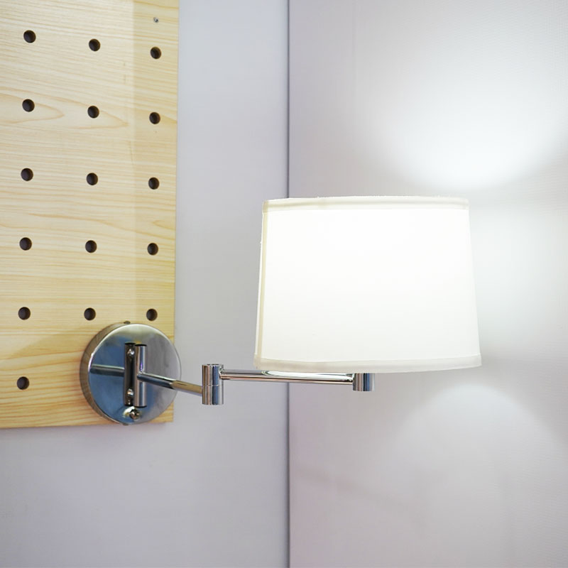 La vieja artesanía ilumina la noche de moda, y la lámpara de pared de hierro forjado en silencio 